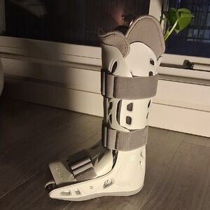 Small Aircast LEFT FOOT Gray and White Medical Walking Boot